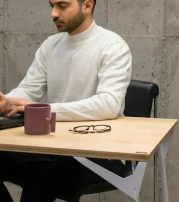 Profissional autônomo trabalhando no notebook