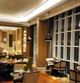 Salão de restaurante pronto para receber os clientes