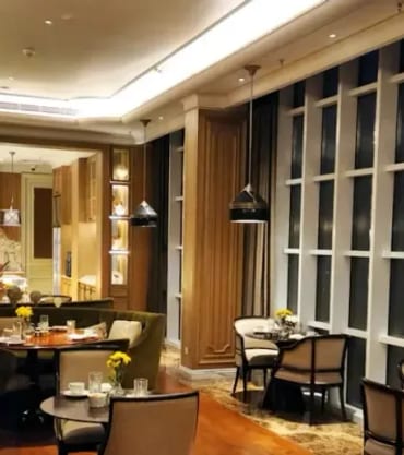 Salão de restaurante pronto para receber os clientes