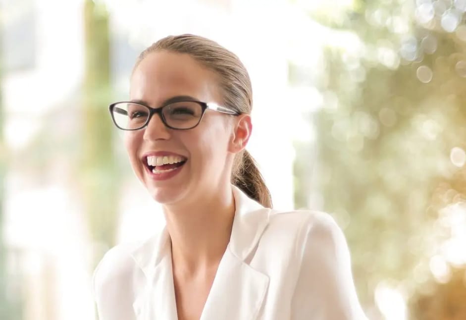 Contadora da Minha Contabilidade sorrindo no escritório