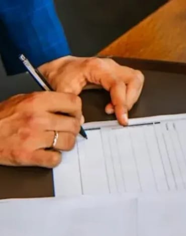 Sócios assinando o contrato social da nova empresa