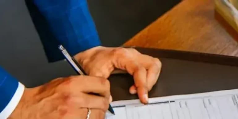 Sócios assinando o contrato social da nova empresa