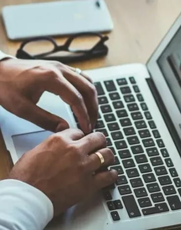 Analista financeira acompanhando o fluxo de caixa no computador