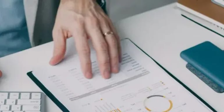 Contadora revisando relatórios mensais de uma empresa
