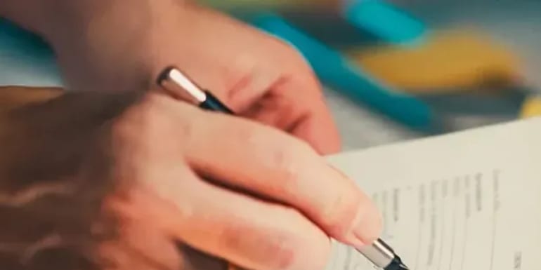 Pessoa organizando os comprovantes para a declaração do imposto de renda