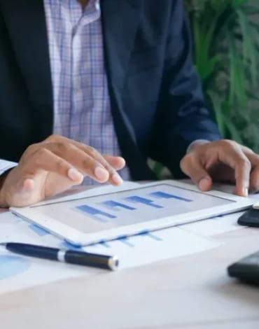 Contador analisando certidões e débitos de uma empresa