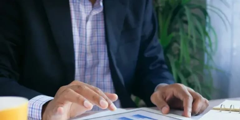 Contador analisando certidões e débitos de uma empresa