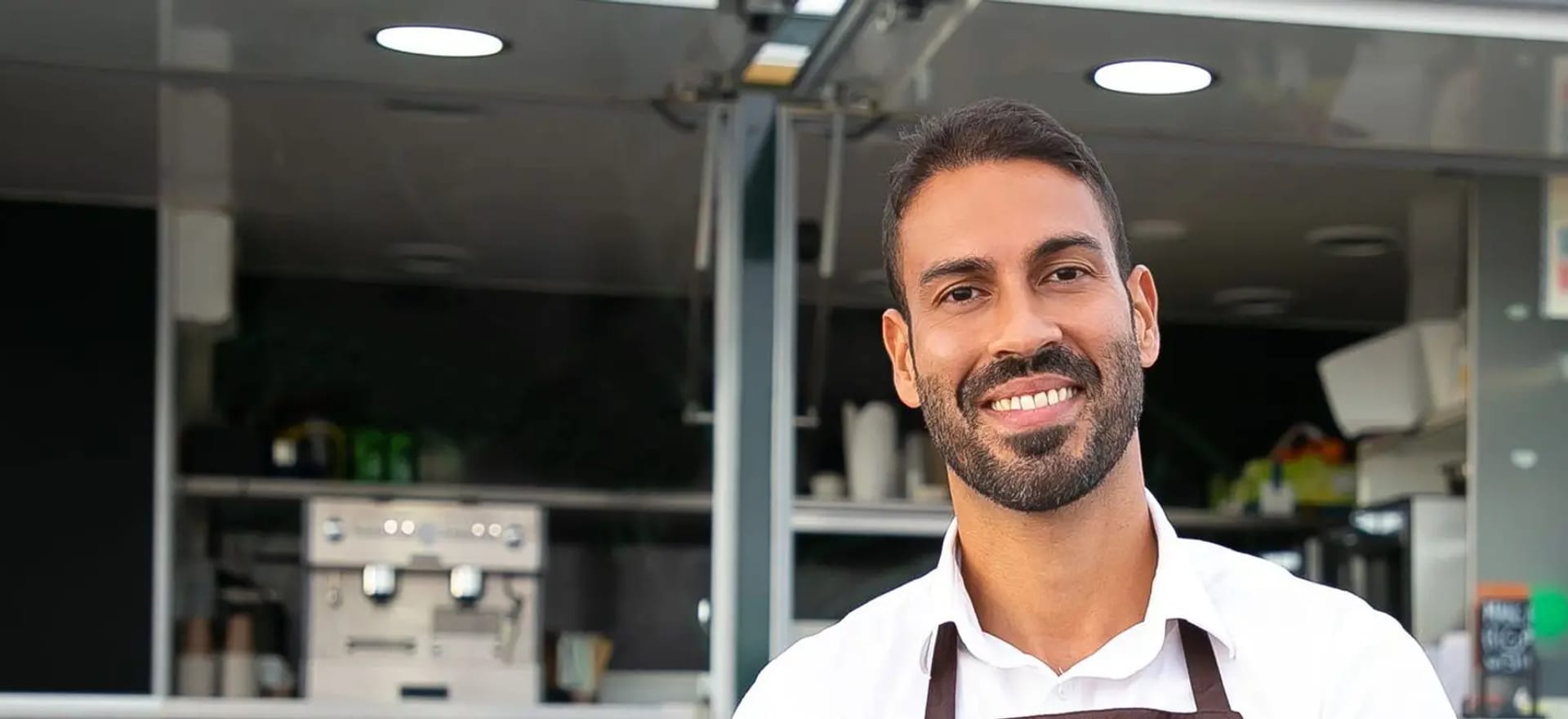 Contador sorrindo no escritório