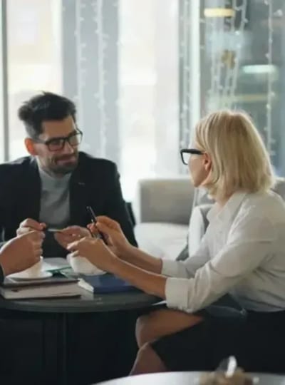 Equipe da Minha Contabilidade em reunião com cliente